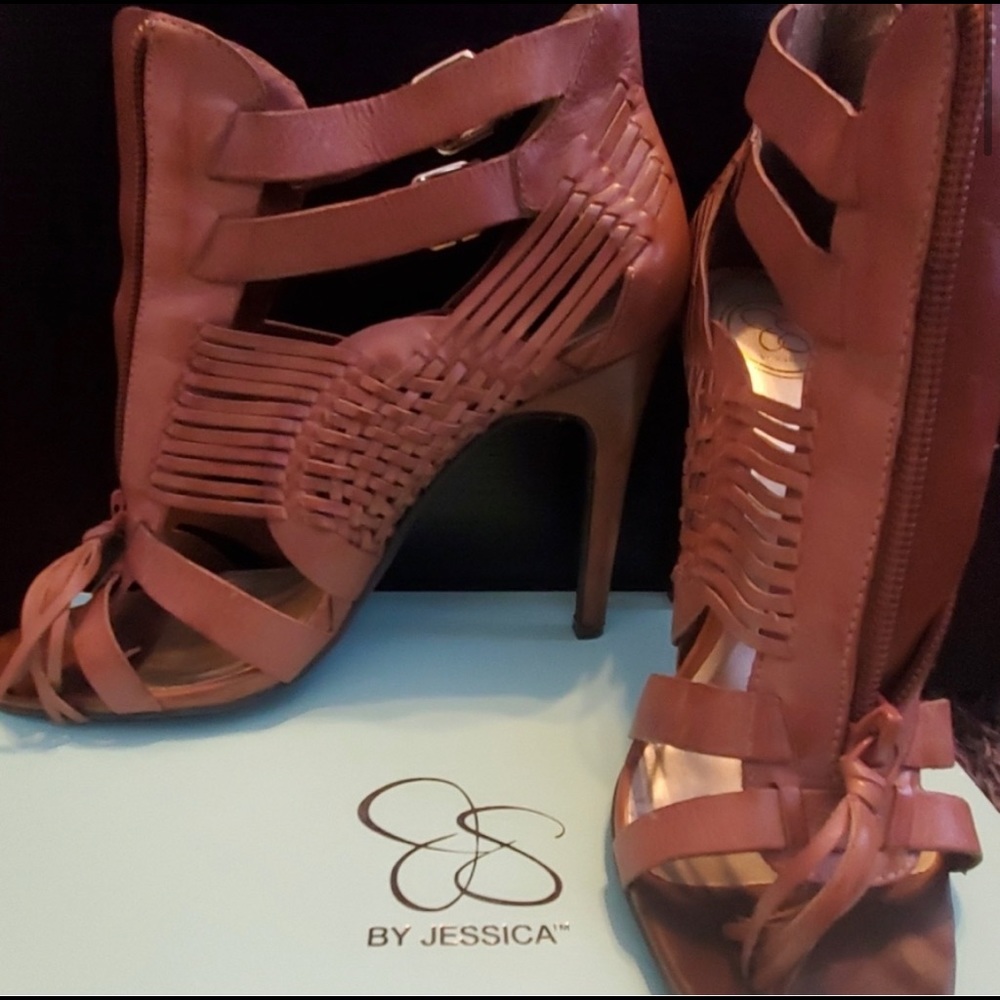Jessica Simpson “Kalypso” heels in luggage.